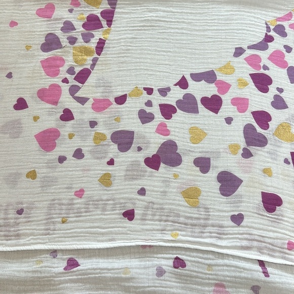 Lulujo - swaddle blanket - "with brave wings she flies" heart design - Picture 4 of 7